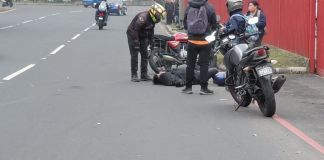 Multa de Q200 y pago de daños deberá efectuar el motorista que manejaba contra la vía en la Aguilar Batres La persona que manejaba contra la vía y que buscaba incorporarse a un carril de la carretera fue sancionado y deberá pagar daños por el accidente que ocasionó.
