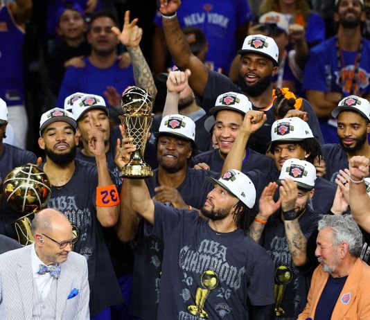 Tras 53 años de espera, los Knicks se coronan campeones de la NBA en casa de los Spurs. Foto La Hora: EFE
