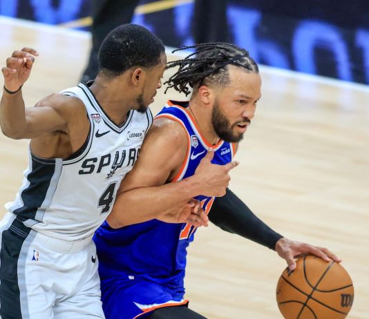 Los Knicks rompen la maldición y vuelven a ser campeones de la NBA Tras 53 años de espera, los Knicks se coronan campeones de la NBA en casa de los Spurs. Foto La Hora: EFE