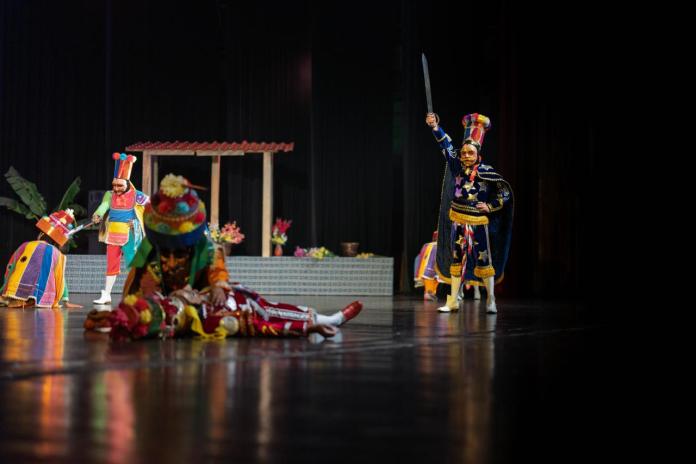 Moros y Cristianos, una de las danzas que se pueden apreciar en el Paabank. Foto: MCD. Moros y Cristianos, una de las danzas que se pueden apreciar en el Paabank. Foto: MCD.