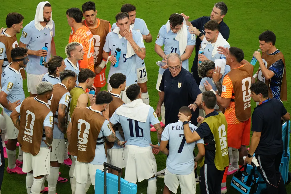 Las pausas de hidratación han sido cuestionadas por varios directores técnicos, entre ellos Marcelo Bielsa.Foto La Hora: EFE