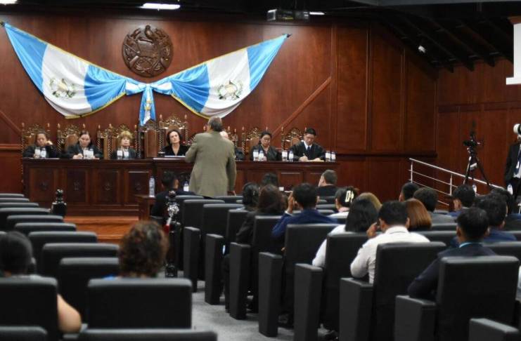 MP desiste de persecución penal contra periodistas de El Periódico El MInisterio Público desistió de continuar el proceso contra periódistas de El Periódico y pide a CC ya no continuar con proceso. Foto La Hora: José Orozco