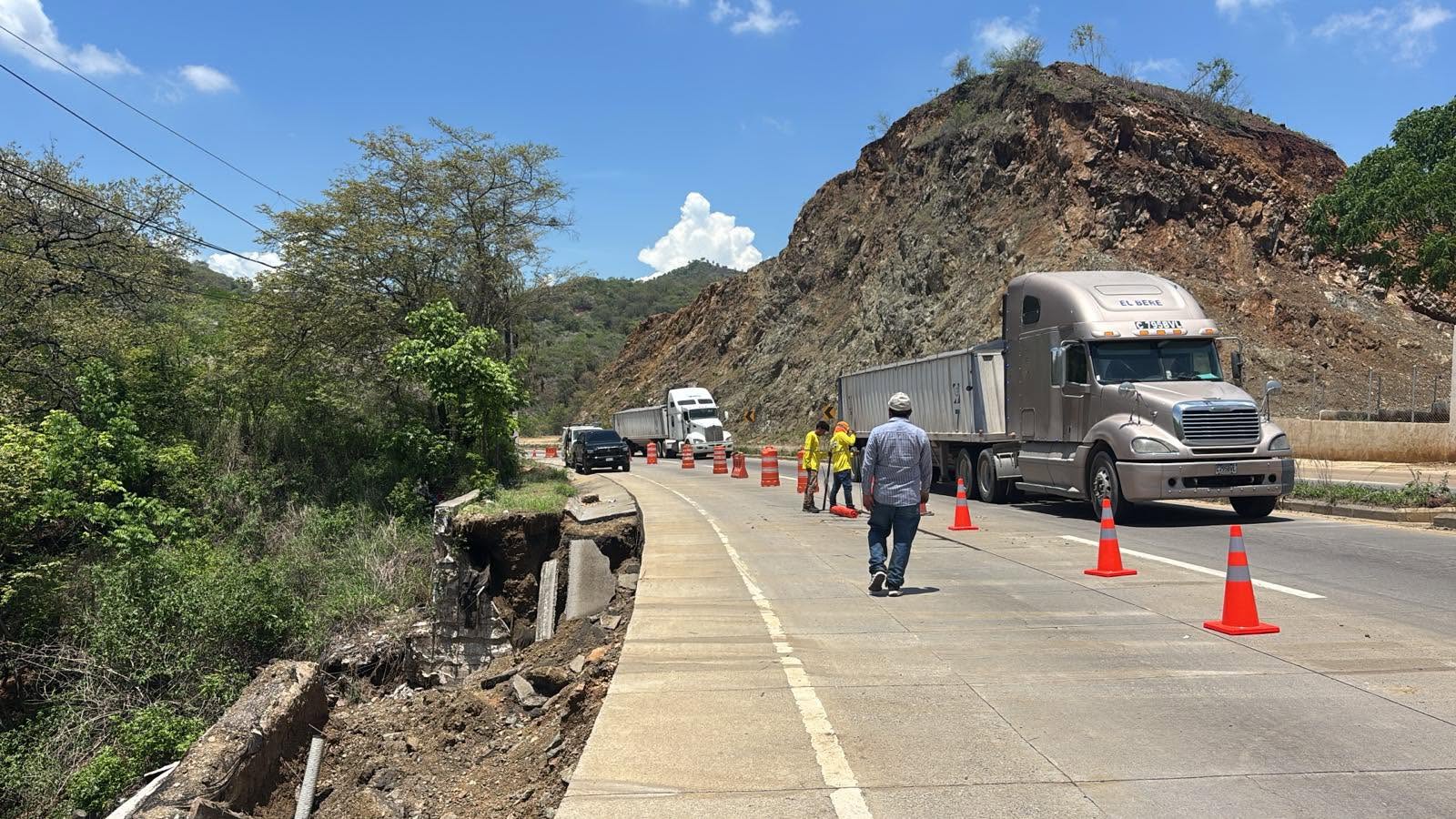 Horas después del recorrido efectuado por equipo de este medio, personal de Comunicaciones hizo estudios en el área; previamente se habían hecho otras inspecciones, según las autoridades. Foto: La Hora/Covial.