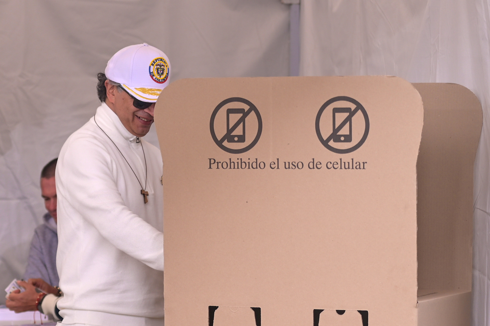 El presidente de Colombia, Gustavo Petro, marca su voto en la segunda vuelta de las elecciones presidenciales este domingo, que elegirá quien gobernará a Colombia en el periodo 2026-2030, en Bogotá.Foto La Hora: EFE