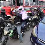 Las fuerzas de seguridad revisan a quienes se movilizan en motocicleta e identifican a personas para prevenir robos en la Calzada Roosevelt. Foto La Hora: PNC