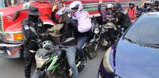 Las fuerzas de seguridad revisan a quienes se movilizan en motocicleta e identifican a personas para prevenir robos en la Calzada Roosevelt. Foto La Hora: PNC