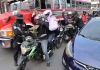 Las fuerzas de seguridad revisan a quienes se movilizan en motocicleta e identifican a personas para prevenir robos en la Calzada Roosevelt. Foto La Hora: PNC