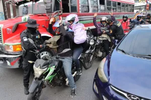 PNC busca frenar robos y asaltos con "Plan Semáforo", en rutas con mayor tránsito de vehículos