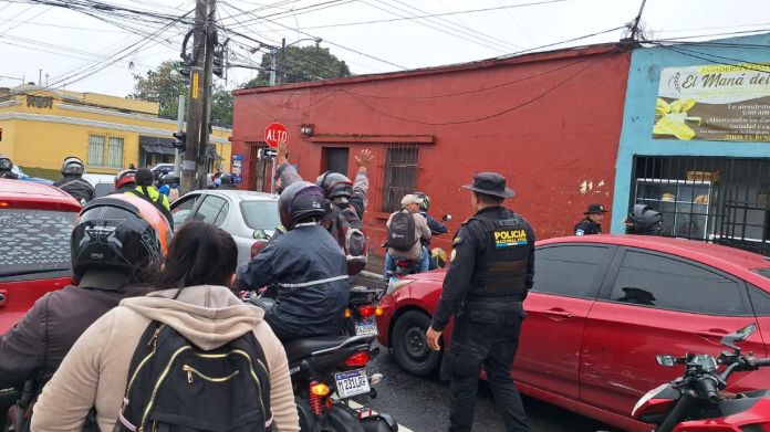 Las fuerzas de seguridad realizan operativos en las calzadas Roosevelt, San Juan y Cenma para prevenir robos y asaltos. Foto La Hora: PNC