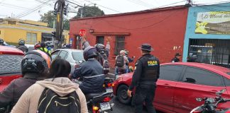 Las fuerzas de seguridad realizan operativos en las calzadas Roosevelt, San Juan y Cenma para prevenir robos y asaltos. Foto La Hora: PNC