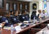 El subdirector de Operaciones, Esvin Jacinto, reconoce el trabajo que ha realizado en conjunto con el Ejército en patrullajes combinados. Foto: Congreso de la República