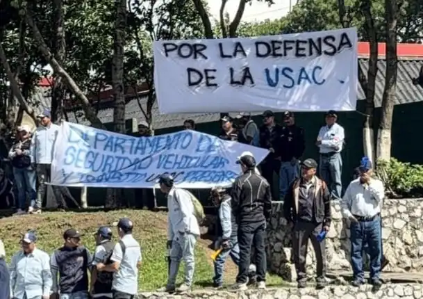 Empleados de distintas áreas colocaron mantas en las cercanías del campus central de la Usac. Foto: La Hora/Cortesía.