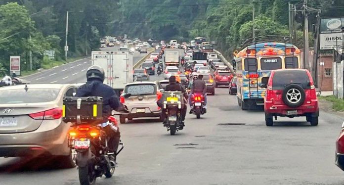 pmt de villa nueva transito La circulación vehicular en la costa de Villa Lobos se ha complicado debido a un bus con fallas mecánicas que obstaculiza un carril. Foto La Hora: PMT Villa Nueva
