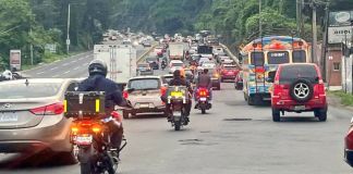 Bus con fallas mecánicas en cuesta de Villa Lobos afecta la movilidad vehicular hacia la capital La circulación vehicular en la costa de Villa Lobos se ha complicado debido a un bus con fallas mecánicas que obstaculiza un carril. Foto La Hora: PMT Villa Nueva