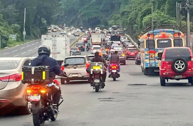 La circulación vehicular en la costa de Villa Lobos se ha complicado debido a un bus con fallas mecánicas que obstaculiza un carril. Foto La Hora: PMT Villa Nueva