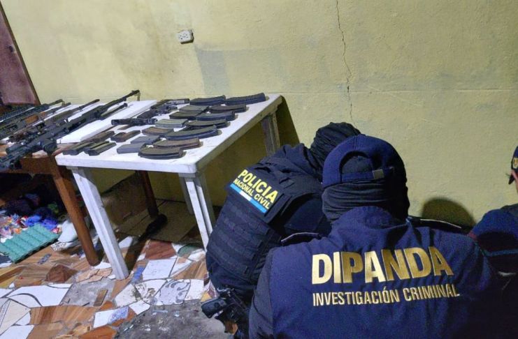En la colonia El Limón, zona 18, la PNC y el MP encontró varias armas que se presumen pertenecen al Barrio 18. Foto La Hora: PNC