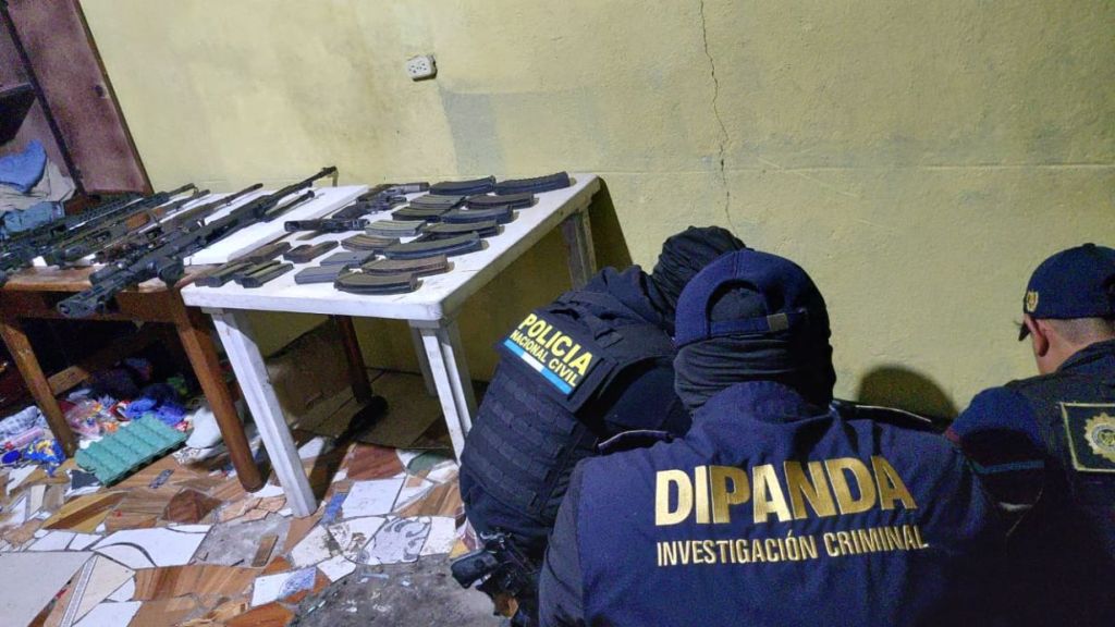 En la colonia El Limón, zona 18, la PNC y el MP encontró varias armas que se presumen pertenecen al Barrio 18. Foto La Hora: PNC