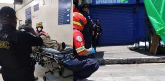 La PNC informó que el atacante es un menor y tenía puesto un chaleco antibalas luego de ser ingresado al Hospital General. Foto La Hora: PNC y BM