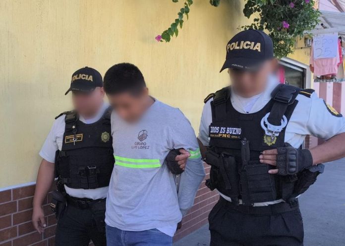 Un grupo de personas lo reconoció como uno de los presuntos responsables de haber despojado de sus pertenencias a pasajeros de un autobús. Foto La Hora: PNC