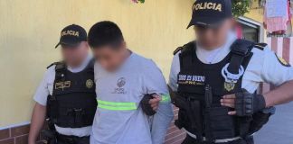 Un grupo de personas lo reconoció como uno de los presuntos responsables de haber despojado de sus pertenencias a pasajeros de un autobús. Foto La Hora: PNC