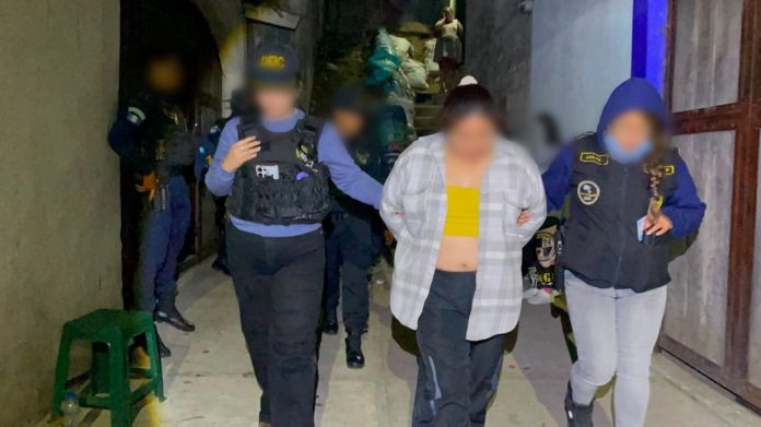 La detención de madre e hijo se hace en seguimiento al caso sobre el hallazgo de cuatro cadáveres envueltos en costales en San Miguel Dueñas el 6 de mayo.