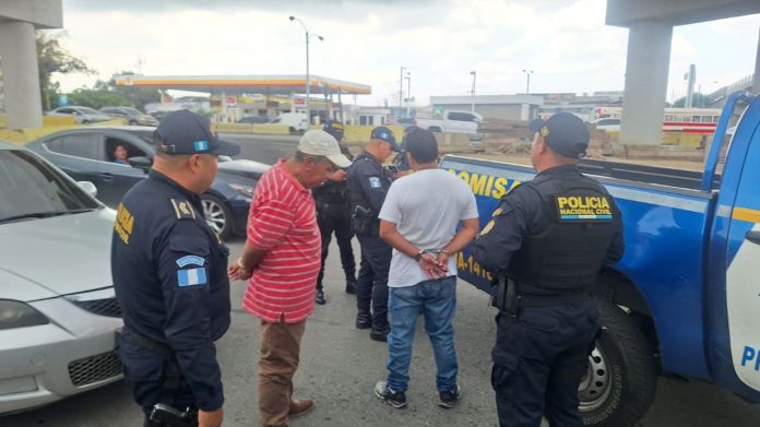 pnc capturados La PNC informó de la detención de los dos hombres en la calzada Roosevelt e investiga si tienen relación con asaltos en las zonas 9 y 11 de la capital. También en Villa Nueva y Amatitlán. Foto La Hora: PNC