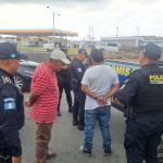 La PNC informó de la detención de los dos hombres en la calzada Roosevelt e investiga si tienen relación con asaltos en las zonas 9 y 11 de la capital. También en Villa Nueva y Amatitlán. Foto La Hora: PNC