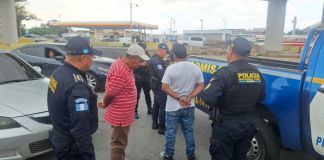 Caen supuestos delincuentes en la Roosevelt; son sospechosos de cometer asaltos en Villa Nueva y Amatitlán La PNC informó de la detención de los dos hombres en la calzada Roosevelt e investiga si tienen relación con asaltos en las zonas 9 y 11 de la capital. También en Villa Nueva y Amatitlán. Foto La Hora: PNC