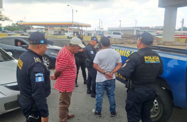La PNC informó de la detención de los dos hombres en la calzada Roosevelt e investiga si tienen relación con asaltos en las zonas 9 y 11 de la capital. También en Villa Nueva y Amatitlán. Foto La Hora: PNC