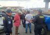Caen supuestos delincuentes en la Roosevelt; son sospechosos de cometer asaltos en Villa Nueva y Amatitlán La PNC informó de la detención de los dos hombres en la calzada Roosevelt e investiga si tienen relación con asaltos en las zonas 9 y 11 de la capital. También en Villa Nueva y Amatitlán. Foto La Hora: PNC