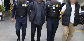 Las autoridades de la PNC detuvieron a dos personas tras un operativo en Villa Nueva. La primera persona portaba un arma y municiones sin la respectiva licencia y el segundo por aparentemente sobornar a las autoridades. Foto La Hora: PNC