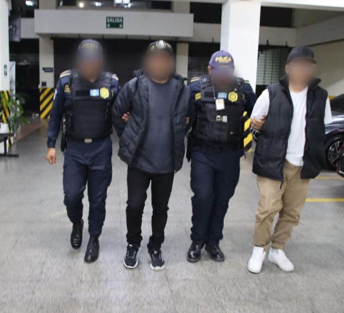 pnc deenidos villa nueva Las autoridades de la PNC detuvieron a dos personas tras un operativo en Villa Nueva. La primera persona portaba un arma y municiones sin la respectiva licencia y el segundo por aparentemente sobornar a las autoridades. Foto La Hora: PNC