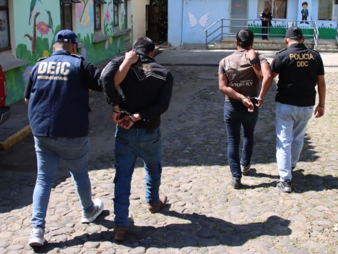 Los hermanos tendrían participación en un ataque armado en Palencia que dejó como saldo la muerte de un menor, según la PNC. Foto La Hora: PNC