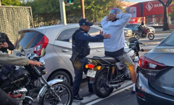 pnc motos calzada roosevelt Desde muy temprano, la PNC comenzó con los operativos de seguridad en la capital y Villa Nueva. Foto La Hora: PNC