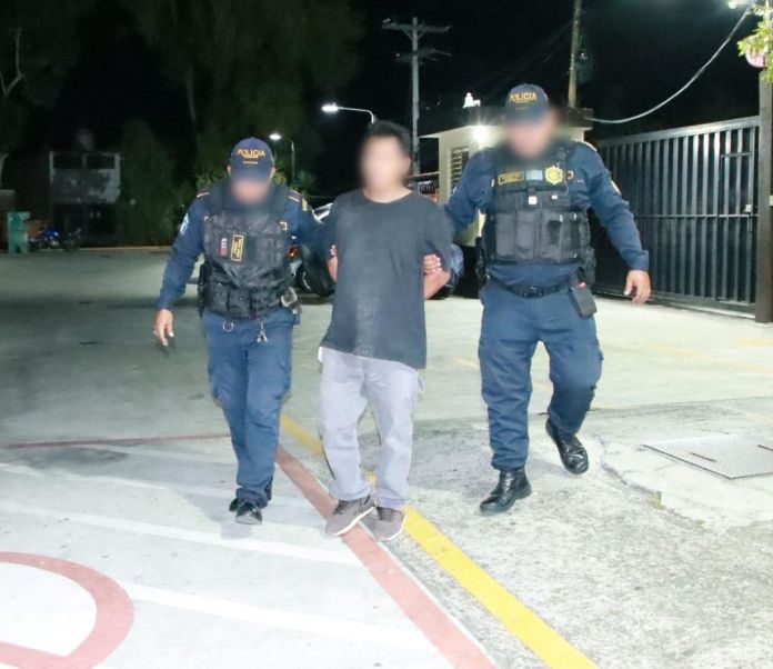 Tras el hecho armado, agentes de la PNC se movilizaron al lugar del hecho y lograron capturar al supuesto atacante. Foto La Hora: PNC