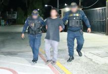 Tras el hecho armado, agentes de la PNC se movilizaron al lugar del hecho y lograron capturar al supuesto atacante. Foto La Hora: PNC