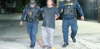 Tras el hecho armado, agentes de la PNC se movilizaron al lugar del hecho y lograron capturar al supuesto atacante. Foto La Hora: PNC