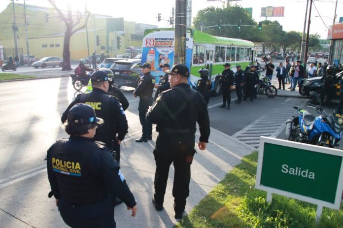 Motoristas y pasajeros de unidades urbanas y extraurbanas son identificadas por las fuerzas de seguridad en la Calzada Roosevelt. Foto La Hora: PNC