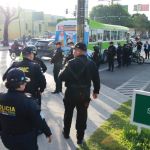 Motoristas y pasajeros de unidades urbanas y extraurbanas son identificadas por las fuerzas de seguridad en la Calzada Roosevelt. Foto La Hora: PNC