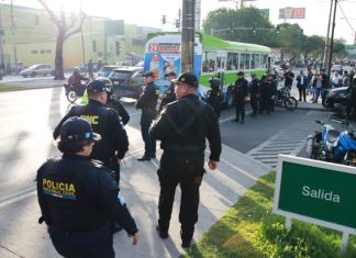 Motoristas y pasajeros de unidades urbanas y extraurbanas son identificadas por las fuerzas de seguridad en la Calzada Roosevelt. Foto La Hora: PNC