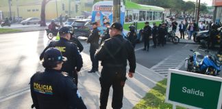 Plan Semáforo Seguro será de forma permanente, asegura director de la PNC Motoristas y pasajeros de unidades urbanas y extraurbanas son identificadas por las fuerzas de seguridad en la Calzada Roosevelt. Foto La Hora: PNC