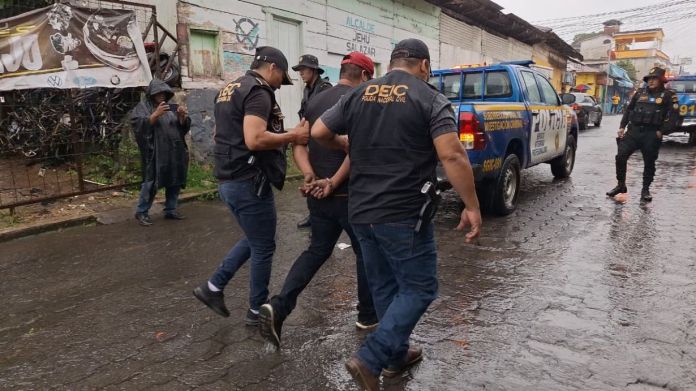 pnc san felipe reu La persona tenía en su taller un auto con reporte de estafa y dos motores con la numeración alterada.