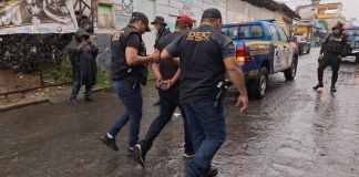 La persona tenía en su taller un auto con reporte de estafa y dos motores con la numeración alterada.