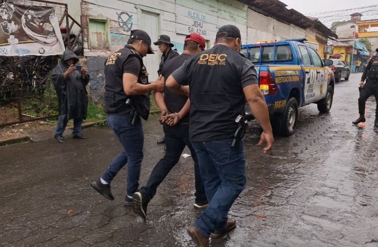 La persona tenía en su taller un auto con reporte de estafa y dos motores con la numeración alterada.