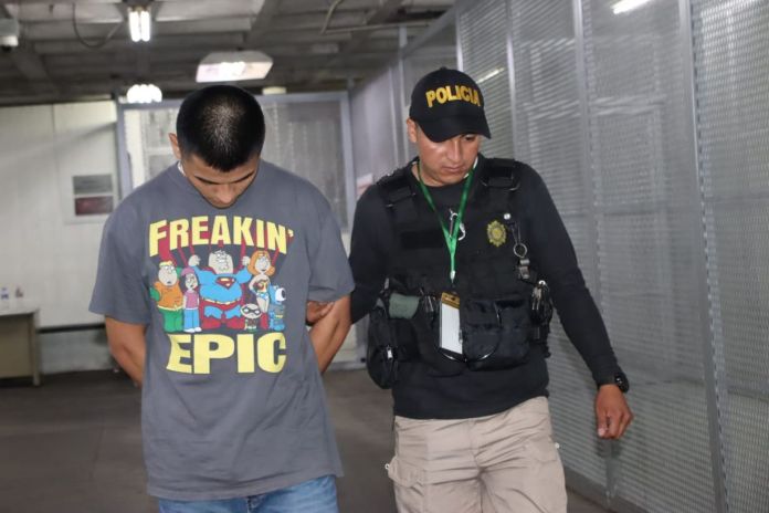 El detenido tendría participación en el ataque contra el exsubdirector adjunto de la PNC donde falleció su sobrina y una conocida. Foto La Hora: PNC