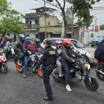 Los agentes de la PNC revisan e identifican a motoristas en los operativos que realizan en el bulevar San Rafael, zona 18, y la Calzada Roosevelt. Foto La Hora: PNC