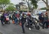 Los agentes de la PNC revisan e identifican a motoristas en los operativos que realizan en el bulevar San Rafael, zona 18, y la Calzada Roosevelt. Foto La Hora: PNC