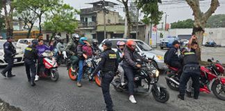 PNC intensifica operativos contra asaltos en la Calzada Roosevelt, zonas 18 y 6 Los agentes de la PNC revisan e identifican a motoristas en los operativos que realizan en el bulevar San Rafael, zona 18, y la Calzada Roosevelt. Foto La Hora: PNC