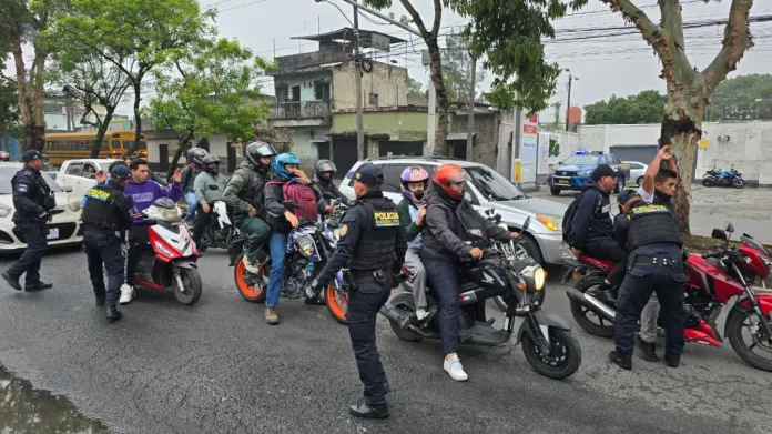pnc semaforo seguro Los agentes de la PNC revisan e identifican a motoristas en los operativos que realizan en el bulevar San Rafael, zona 18, y la Calzada Roosevelt. Foto La Hora: PNC