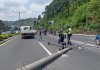 Vehículo de transporte pesado derriba postes y complica el tránsito en ruta al Pacífico Tránsito complicado en la ruta al Pacífico.